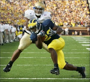 Courtney Watson tackles Michigan tailback Chris Perry. (ZAPOTOSKY / TOLEDO BLADE)