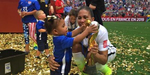 Shannon Boxx celebrates her World Cup win with her daughter (via @FightingIrish)